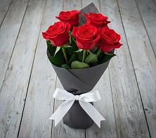 Букет 5 Красных роз Эдлесс Лав в Петровское