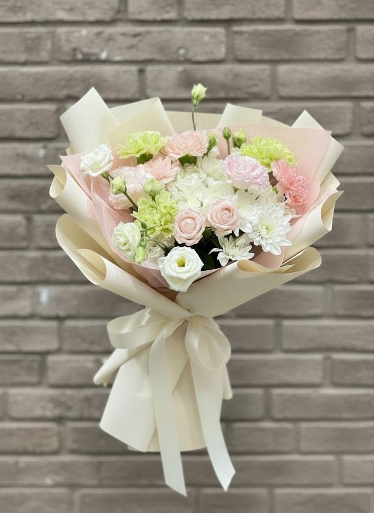 Букет цветов из: Гвоздики, Розы, Лизиантусы и Хризантемы в Петровское